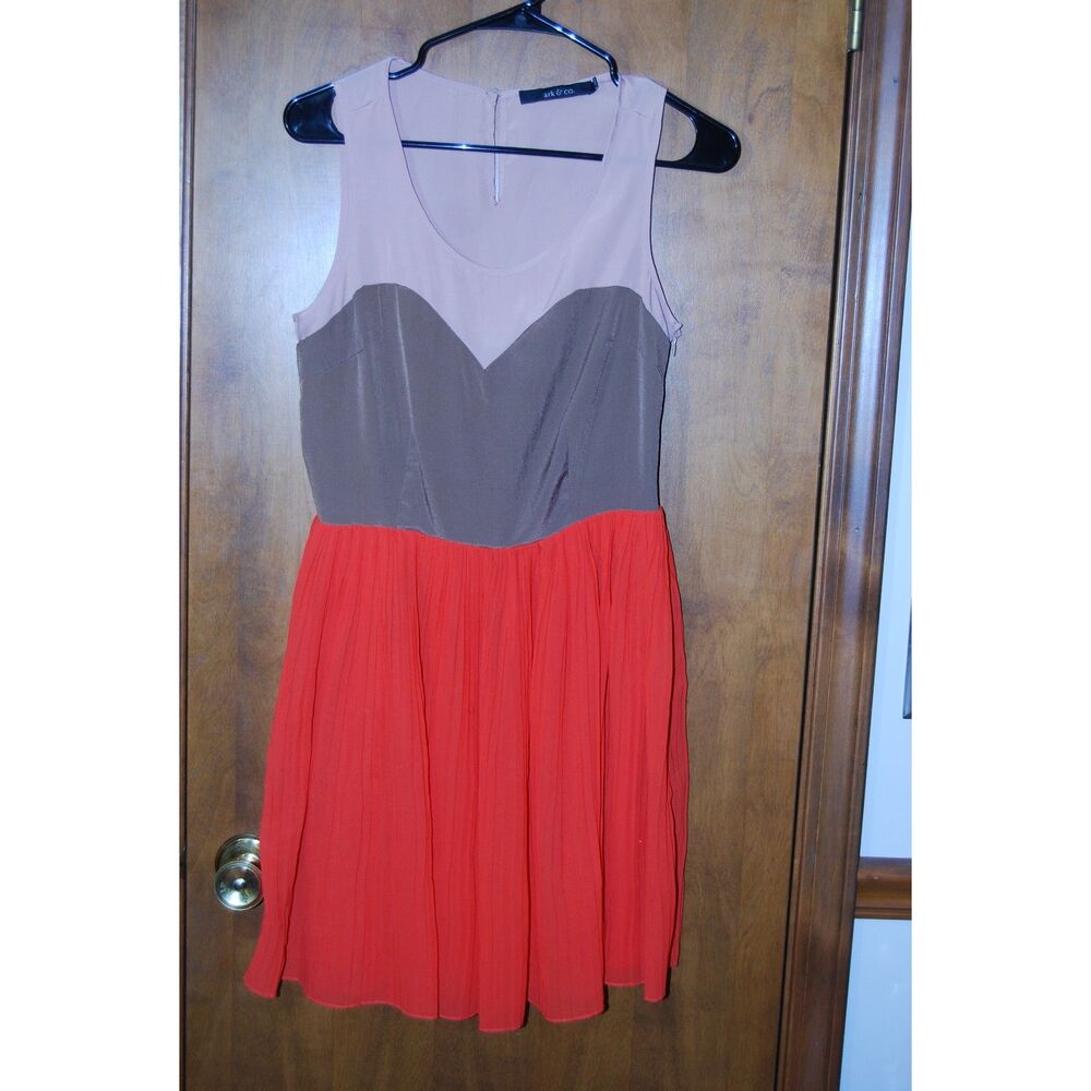 ARK & CO WOMANS DRESS SIZE MEDIUM PLEATED SKIRT - Picture 1 of 4